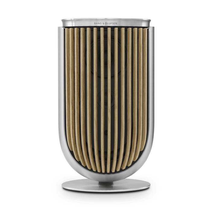 Bang & Olufsen Beolab 8 højttaler i sølv aluminium med træ-lamelfront på hvid baggrund