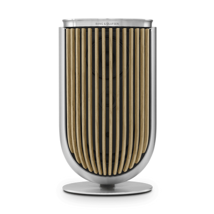 Bang & Olufsen Beolab 8 højttaler i sølv aluminium med træ-lamelfront på hvid baggrund