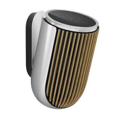 Bang & Olufsen Beolab 8 kompakt højttaler i hvid og guld med vertikal rillemønster