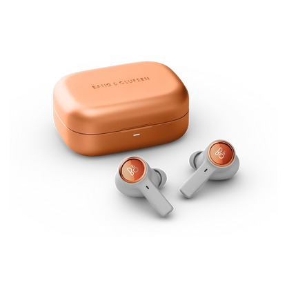 Beoplay Eleven trådløse earbuds i grå og orange med matchende opladningsetui