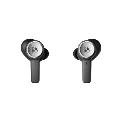 To sorte Bang & Olufsen Beoplay Eleven trådløse earbuds med B&O logo på sølvfarvet overflade
