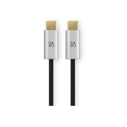 B&O USB-C til USB-C kabel med sølvfarvede stik og sort flettet ledning