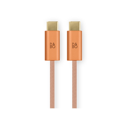 Orange USB-C kabel til Beoplay H100 hovedtelefoner med B&O logo og flettet design