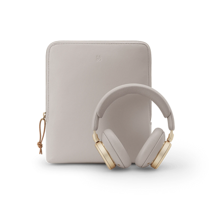 Beoplay H100 over-ear hovedtelefoner i lysegrå med gulddetaljer og matchende lædertaske