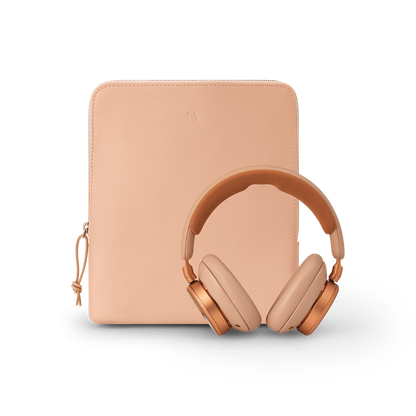 Beoplay H100 hovedtelefoner i Sunset Apricot farve med matchende lædertaske på hvid baggrund