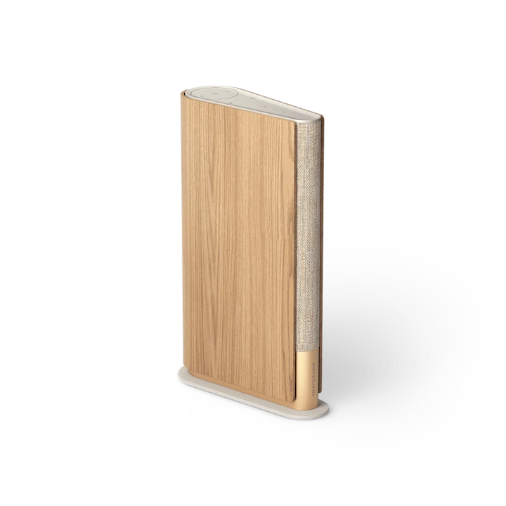 Beosound Emerge kompakt WiFi-højttaler i træfinish med beige stoffront