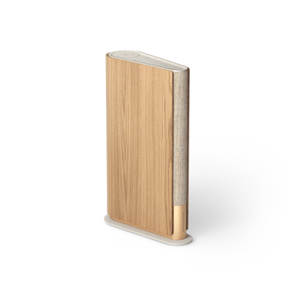 Beosound Emerge kompakt WiFi-højttaler i træfinish med beige stoffront