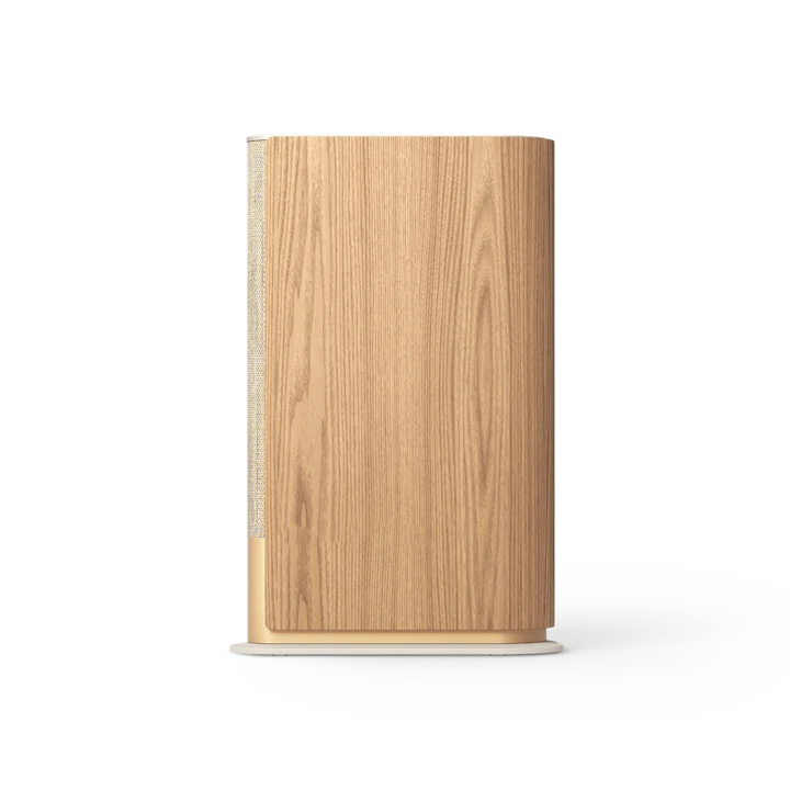 Beosound Emerge kompakt WiFi-højttaler i lyst træfinish på hvid baggrund