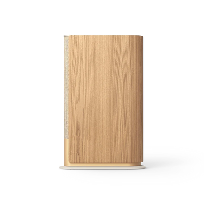 Beosound Emerge kompakt WiFi-højttaler i lyst træfinish på hvid baggrund