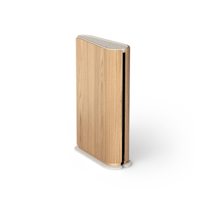 Beosound Emerge kompakt WiFi højttaler i naturligt træfinish på hvid baggrund