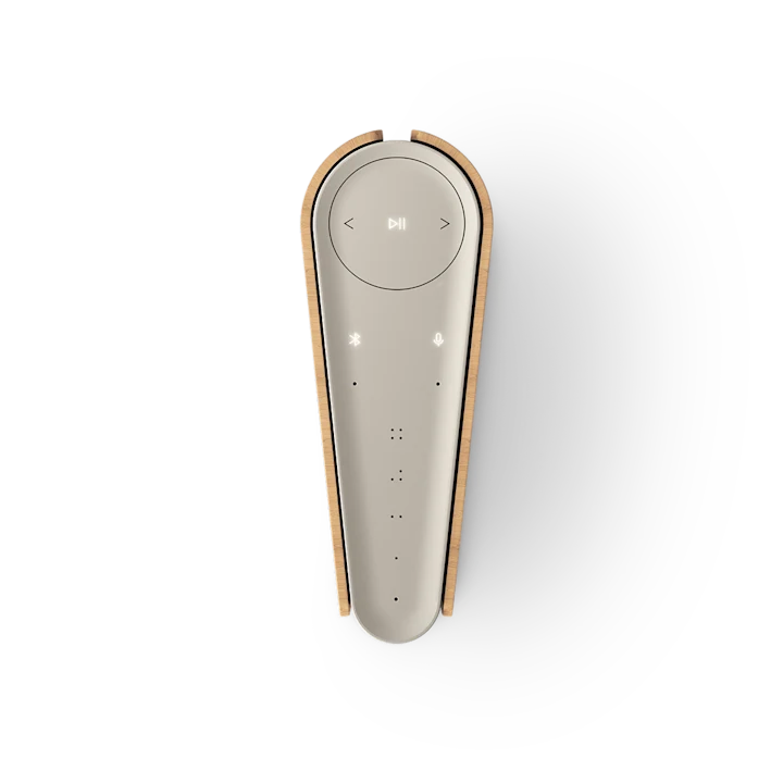 Beosound Emerge kompakt WiFi hjemmehøjttaler i beige med trædetaljer og kontrol-touch-panel øverst