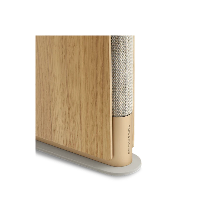 Beosound Emerge kompakt WiFi-højttaler i eg træfinish med tekstil grill på hvid base