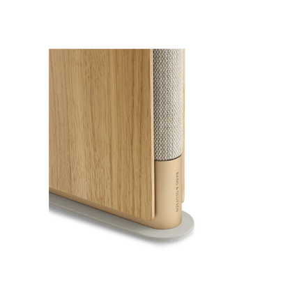 Beosound Emerge kompakt WiFi-højttaler i eg træfinish med tekstil grill på hvid base