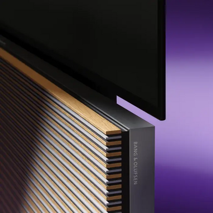 Bang & Olufsen Beovision Harmony fjernsyn med trælameller og lilla baggrund