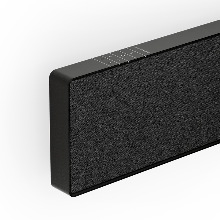 Beosound Stage soundbar i sort med stoffront og kontrolknapper på toppen