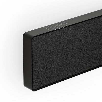 Beosound Stage soundbar i sort med stoffront og kontrolknapper på toppen