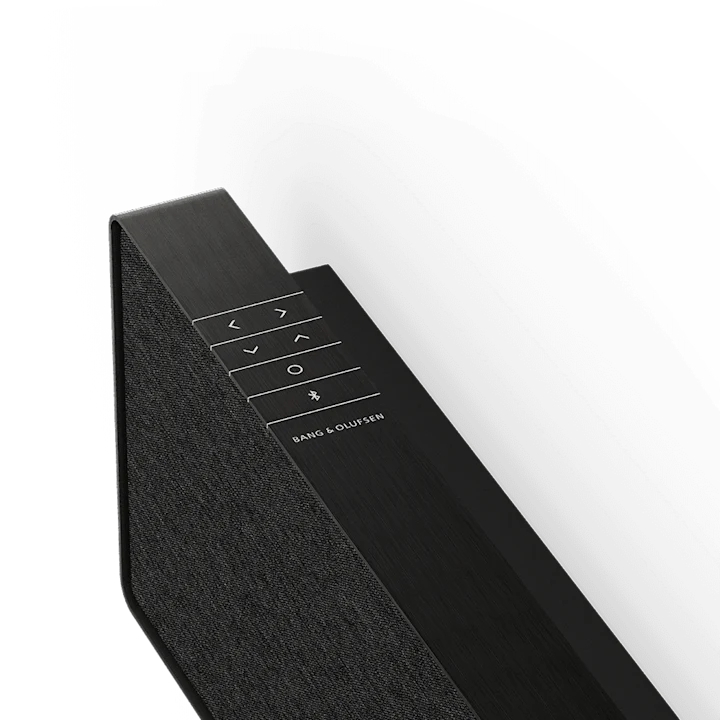 Beosound Stage soundbar i sort med Bang & Olufsen logo og betjeningsknapper på toppen