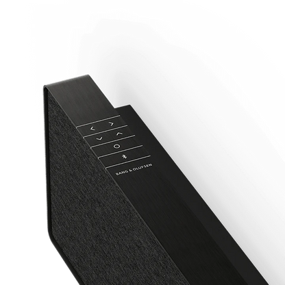 Beosound Stage soundbar i sort med Bang & Olufsen logo og betjeningsknapper på toppen