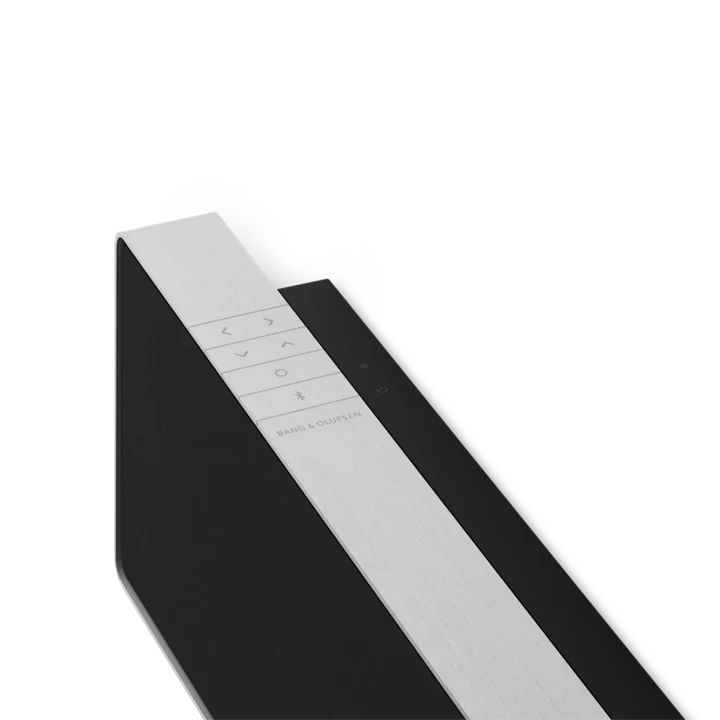 Bang & Olufsen Beosound Stage soundbar i sort og sølv på hvid baggrund