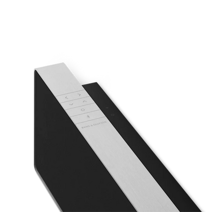 Bang & Olufsen Beosound Stage soundbar i sort og sølv på hvid baggrund