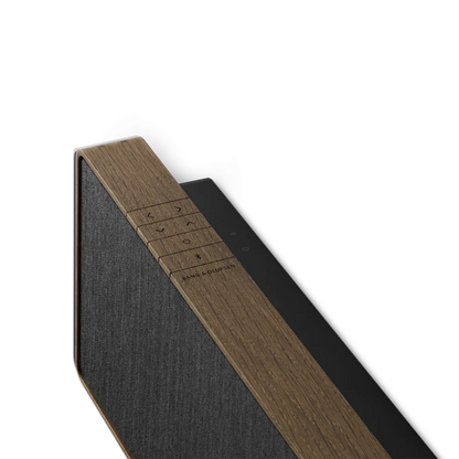 Bang & Olufsen Beosound Stage soundbar set oppefra med træfinish og sort stof